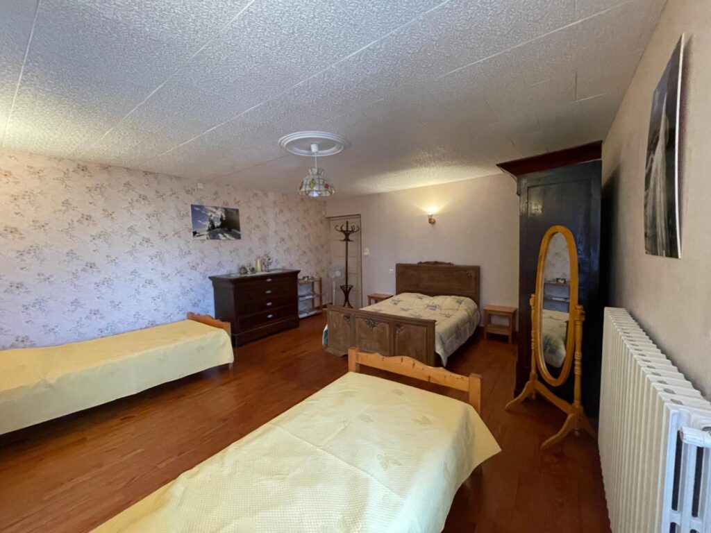 chambre-familiale-gite-5-personnes-jura