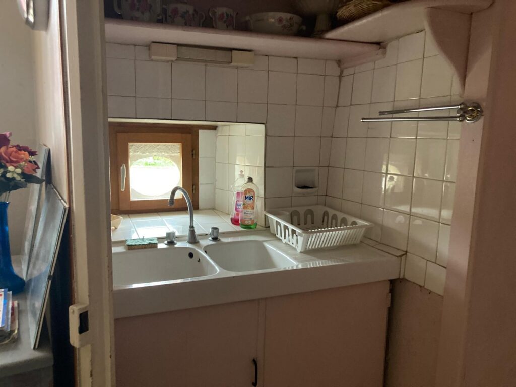 cuisine-spacieuse-gite-jura-equipee