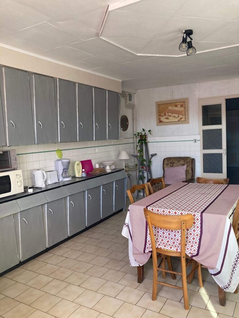 salle-a-manger-conviviale-gite-famille-jura