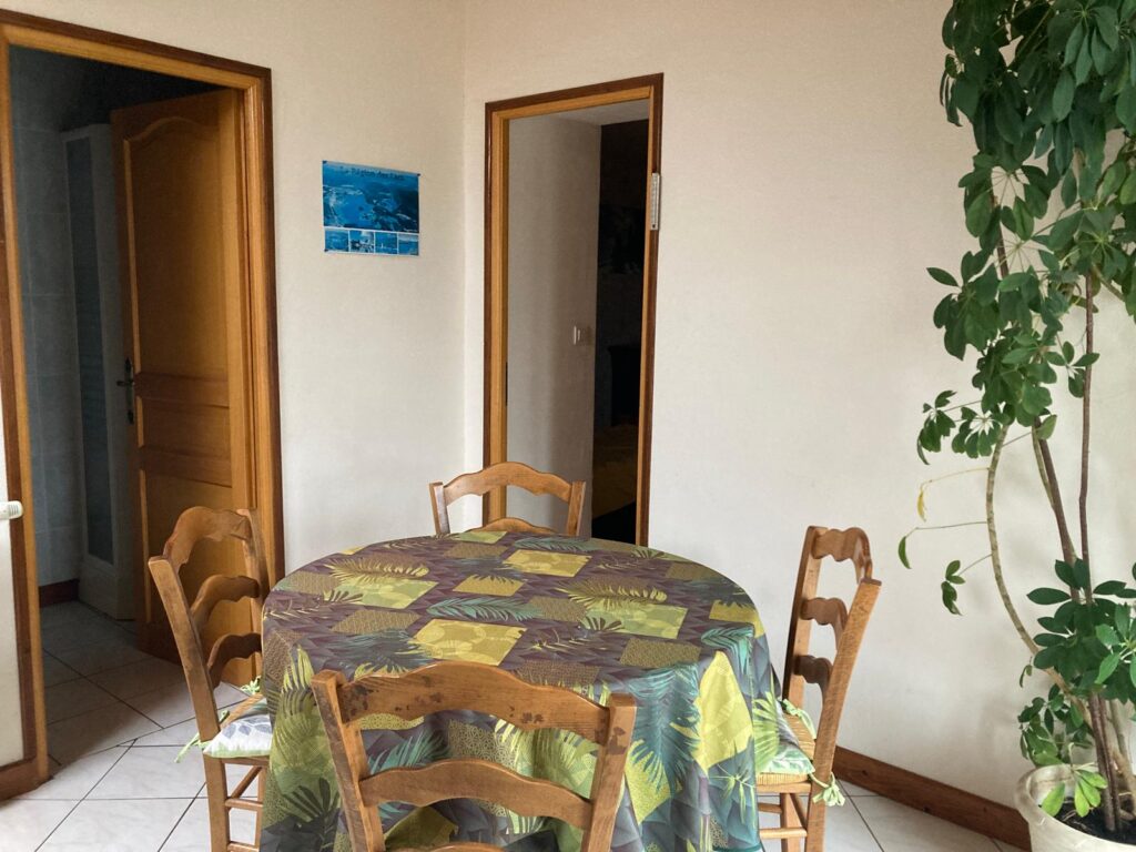 salle-a-manger-gite-familial-jura