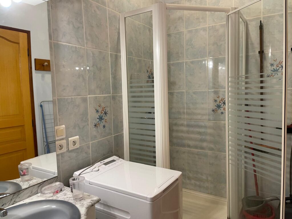 salle-de-bain-gite-jura-avec-lave-linge