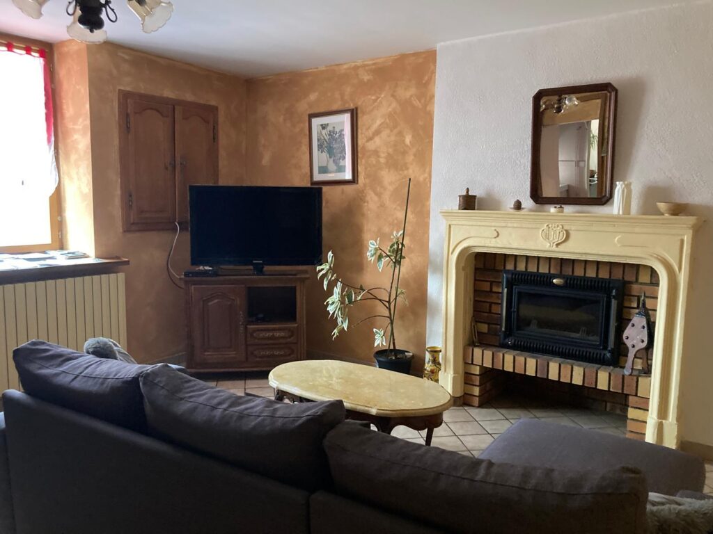 salon-confortable-gite-jura-television